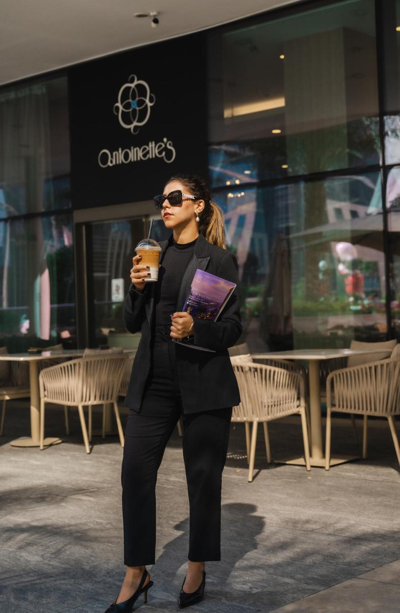 デュシット ドーハ ホテル エクステリア 写真 A woman wearing a blazer