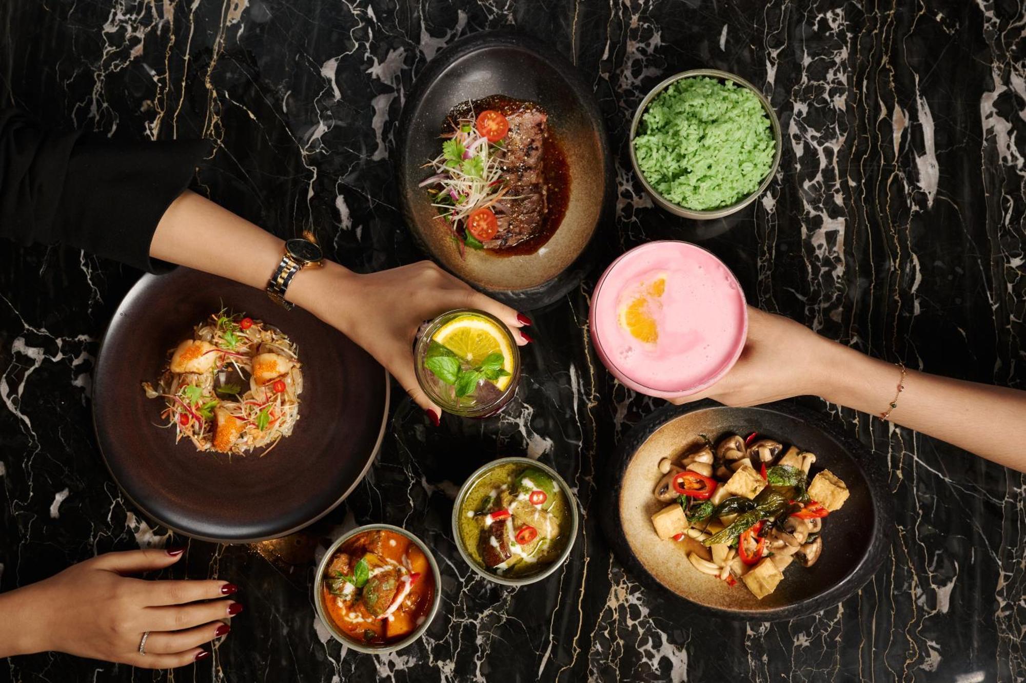 デュシット ドーハ ホテル エクステリア 写真 Dishes at the restaurant